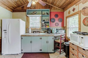 Cottage, Multiple Beds, Patio | Private kitchen - Kingsland Duo 2 Cottages in 1 w/ Lakeview! (Kingsland)