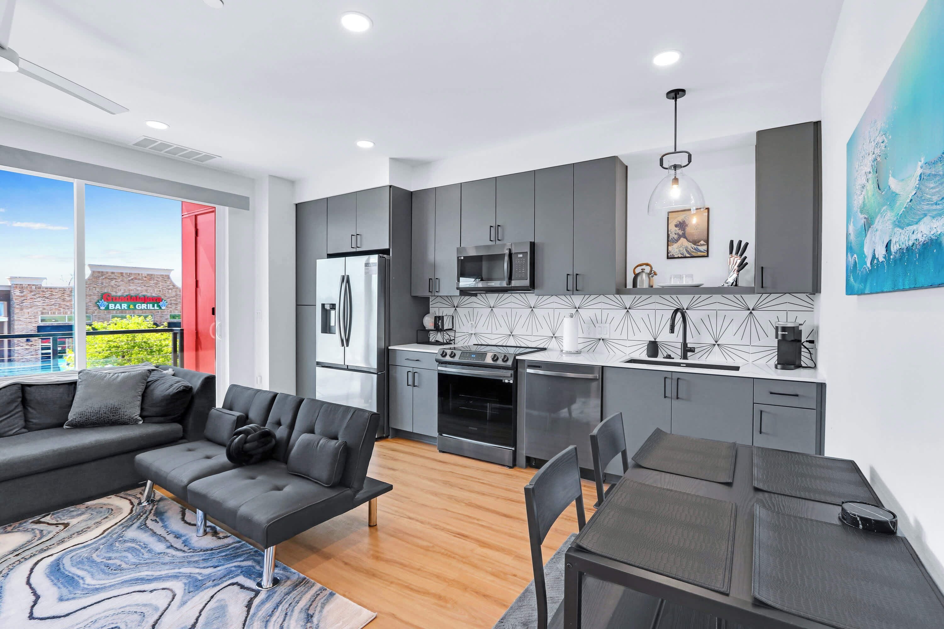 Condo, varias camas, balcón, vista a la ciudad (Rolling Wave at the Mercer) | Interior