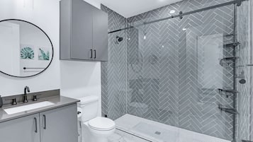 Appartamento, letti multipli, balcone, vista città (Rolling Wave at the Mercer) | Bagno | Doccia, asciugacapelli, asciugamani