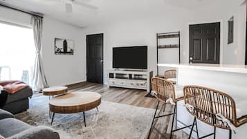 Condo, nhiều giường, ban công, quang cảnh vườn (The Overbrook) | Khu phòng khách | TV màn hình phẳng 50-inch có truyền hình kỹ thuật số