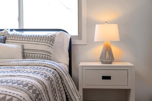 Condo, varias camas, balcón, vista al jardín (The Overbrook) | 2 habitaciones, decoración personalizada y muebles diferentes