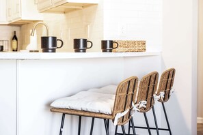Condo, varias camas, balcón, vista al jardín (The Overbrook) | Cocina privada | Refrigerador, microondas, horno y parrilla de estufa