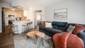 Condo, nhiều giường, ban công, quang cảnh vườn (The Overbrook) | Khu phòng khách | TV màn hình phẳng 50-inch có truyền hình kỹ thuật số