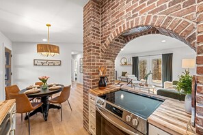 Ferienhaus, Mehrere Betten, Whirlpool, Bergblick (Hemlock Hideaway) | Eigene Küche | Kühlschrank, Mikrowelle, Ofen, Herdplatte