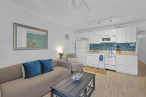 Appartement, Plusieurs lits, balcon (Beachy Days Escape) | Aire de séjour | Téléviseur à écran plat de 42 po avec télévision numérique