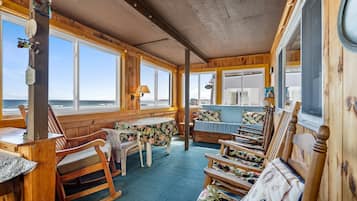 Rumah, Beberapa Tempat Tidur, balkon, pemandangan samudra (Beach So Fine at 129) | Area keluarga | Televisi layar datar 42-inci dengan saluran TV digital