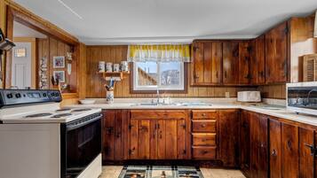 House, Multiple Beds, Balcony, Ocean View (Beach So Fine at 129) | Private kitchen | Fridge, microwave, oven, stovetop