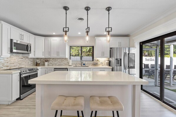 Casa, varias camas, acceso a la alberca, vista a la alberca (Coastal Retreat) | Cocina privada | Refrigerador, microondas, horno y parrilla de estufa 