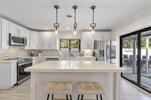 Coastal Retreat Stylish 4 BDR w/ Private Pool!