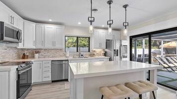 Casa, varias camas, acceso a la alberca, vista a la alberca (Coastal Retreat) | Cocina privada | Refrigerador, microondas, horno y parrilla de estufa