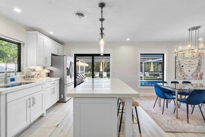 Casa, varias camas, acceso a la alberca, vista a la alberca (Coastal Retreat) | Cocina privada | Refrigerador, microondas, horno y parrilla de estufa 