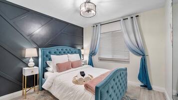 Talo, useita sänkyjä, pääsy uima-altaalle, näköala uima-altaalle (Coastal Retreat) | 4 makuuhuonetta, yksilöllisesti sisustettu, yksilöllisesti kalustettu