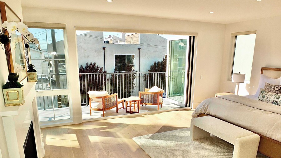 Beach Paradise Stunning 3-story in Long Beach!