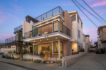 Beach Paradise Stunning 3-story in Long Beach!