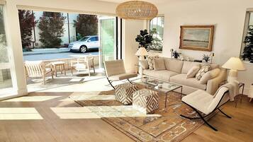 Casa, varias camas, patio, vistas al mar (Beach Paradise) | Zona de estar | Televisión de pantalla plana de 42 pulgadas con canales digitales