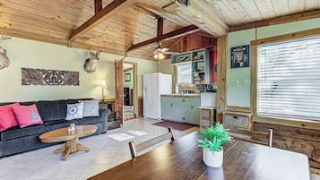 Cottage, 1 Tempat Tidur Double dengan tempat tidur Sofa, patio | Area keluarga | Televisi layar datar 42-inci dengan saluran TV digital