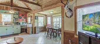 Charming Lakeview Cottage With Lake Access!