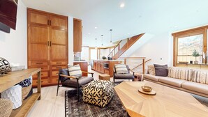 Stadtwohnung, Mehrere Betten, Terrasse, Bergblick (Obsidian Ski & Golf Villa) | Wohnbereich