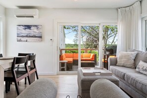 タウンホーム ベッド (複数台) パティオ (Latitude Adjustment) | リビング エリア | 42 インチの薄型テレビ (デジタル放送視聴可)