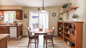 Dining - Cape Neddick Coastal Hideaway New England Charm! (Cape Neddick)