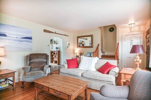 Hus, flere senger, terrasse, hageutsikt (Cape Neddick Coastal Hideaway) | Oppholdsområde | En 42-tommers Flatskjerm-TV med digitale kanaler