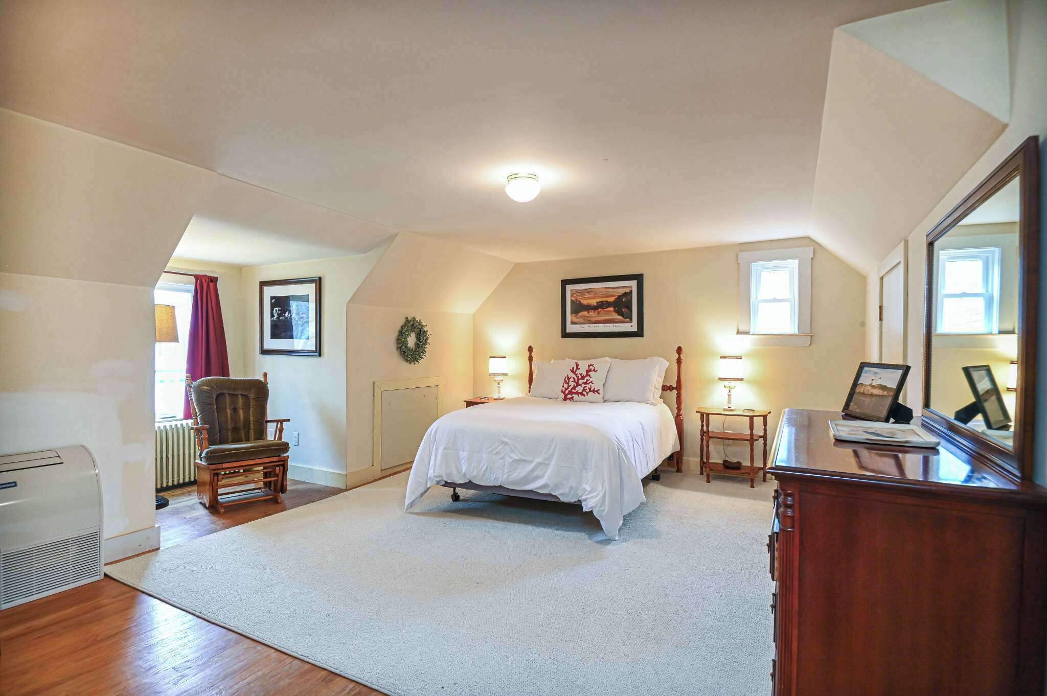 Nhà, nhiều giường, sân hiên, quang cảnh vườn (Cape Neddick Coastal Hideaway) | 4 phòng ngủ, trang trí khác biệt 