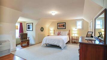 Nhà, nhiều giường, sân hiên, quang cảnh vườn (Cape Neddick Coastal Hideaway) | 4 phòng ngủ, trang trí khác biệt