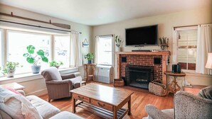 Living area - Cape Neddick Coastal Hideaway New England Charm! (Cape Neddick)
