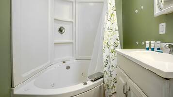 House, Multiple Beds, Kitchen | Bathroom | Designer toiletries, towels, toilet paper