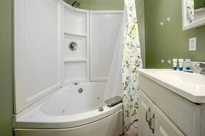 House, Multiple Beds, Kitchen | Bathroom | Designer toiletries, towels, toilet paper