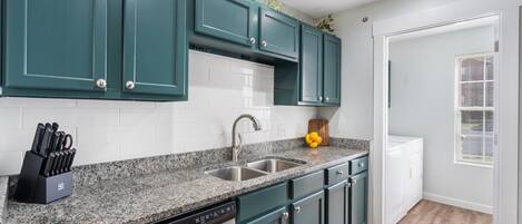 Condo, varias camas, cocina, vista al jardín (Vineyards Stonewall Escape) | Cocina privada | Cafetera y tetera