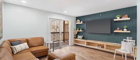 Condo, Multiple Beds, Kitchen, Garden View (Vineyards Stonewall Escape) | Living area | 42-inch flat-screen TV with digital channels