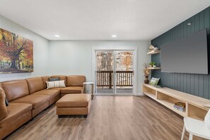 Lejlighed - flere senge - køkken - udsigt til have (Vineyards Stonewall Escape) | Opholdsområde | 42-tommers fladskærms-tv med digitale kanaler