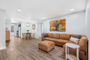 คอนโด, หลายเตียง, ห้องครัว, วิวสวน (Vineyards Stonewall Escape) | บริเวณนั่งเล่น | ทีวีจอแบน 42 นิ้ว พร้อมช่องดิจิ�ตอล