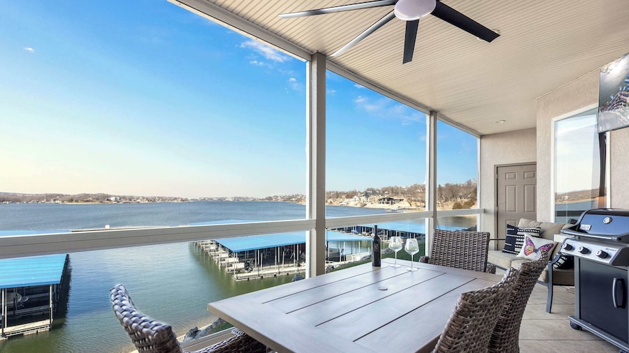 Panoramic Sunset Escape Waterfront Condo for 7!