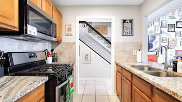Townhome, Multiple Beds, Hot Tub, Garden View | Private kitchen | Fridge, microwave, oven, stovetop