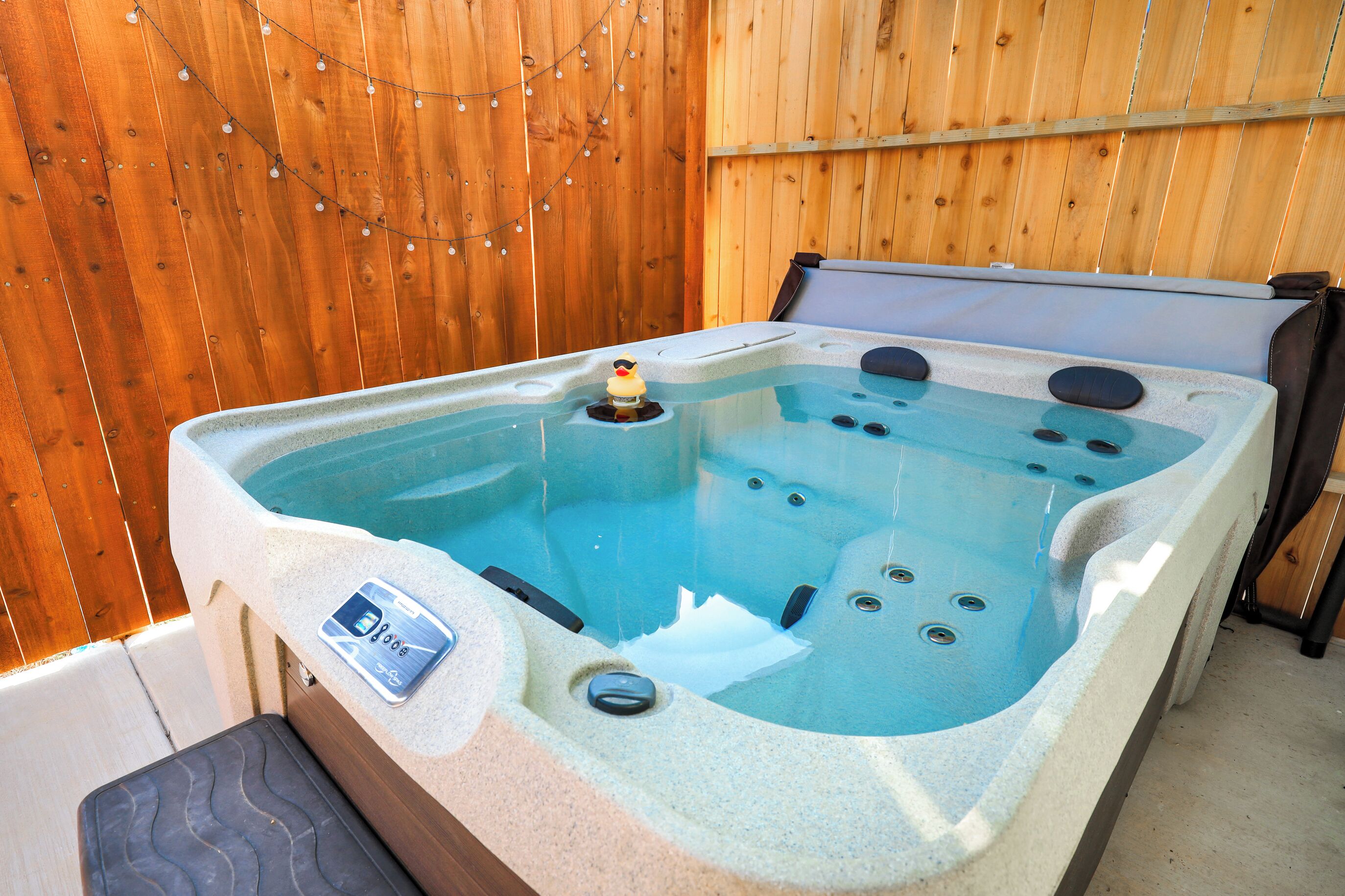 Casa de ciudad, varias camas, hidromasaje, vista al jardín | Áreas de la propiedad