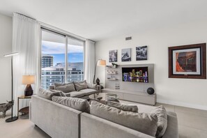 公寓式客房, 多张床, 阳台, 海洋景观 (Vista Point Retreat) | 起居区 | 50-英寸纯平电视(配备数码频道)