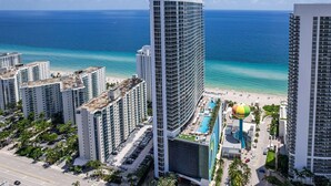 A high-rise hotel with a pool area and a view of the ocean. - Luxury Penthouse! 4 BDR With Resort Amenities (Hollywood)