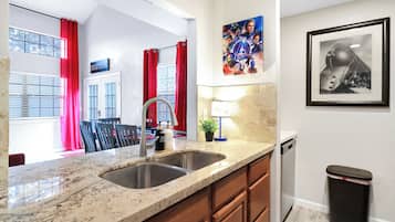 Huis, meerdere bedden, toegang tot zwembad, uitzicht op tuin | Privékeuken | Een koelkast, een magnetron, een oven, een kookplaat