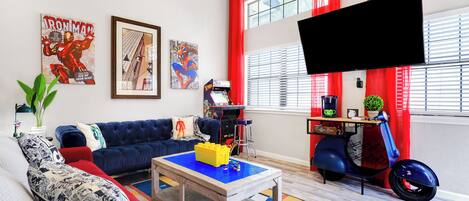 Ferienhaus, Mehrere Betten, Poolzugang, Gartenblick | Wohnbereich | Fernseher