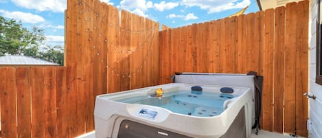 Bañera de hidromasaje al aire libre