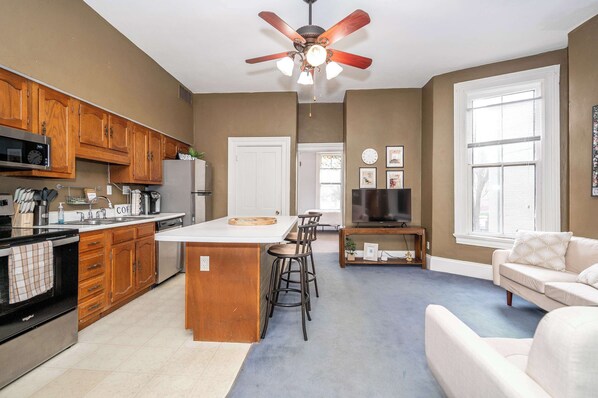 Condo, 2 Queen Beds, Fireplace, City View | Private kitchen | Fridge, microwave, oven, stovetop