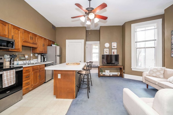 Appartamento, 2 letti queen, caminetto, vista città | Cucina privata | Frigorifero, microonde, forno, piano cottura