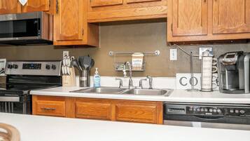 Condo, 2 Queen Beds, Fireplace, City View | Private kitchen | Fridge, microwave, oven, stovetop