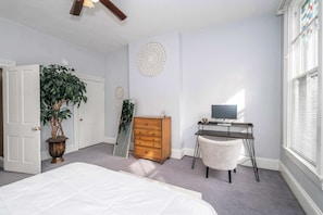 Appartamento, 2 letti queen, caminetto, vista città | 2 camere, con stile personalizzato, con arredamento individuale