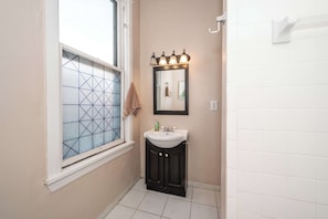Appartamento, 2 letti queen, caminetto, vista città | Bagno | Set di cortesia firmato, asciugamani, carta igienica