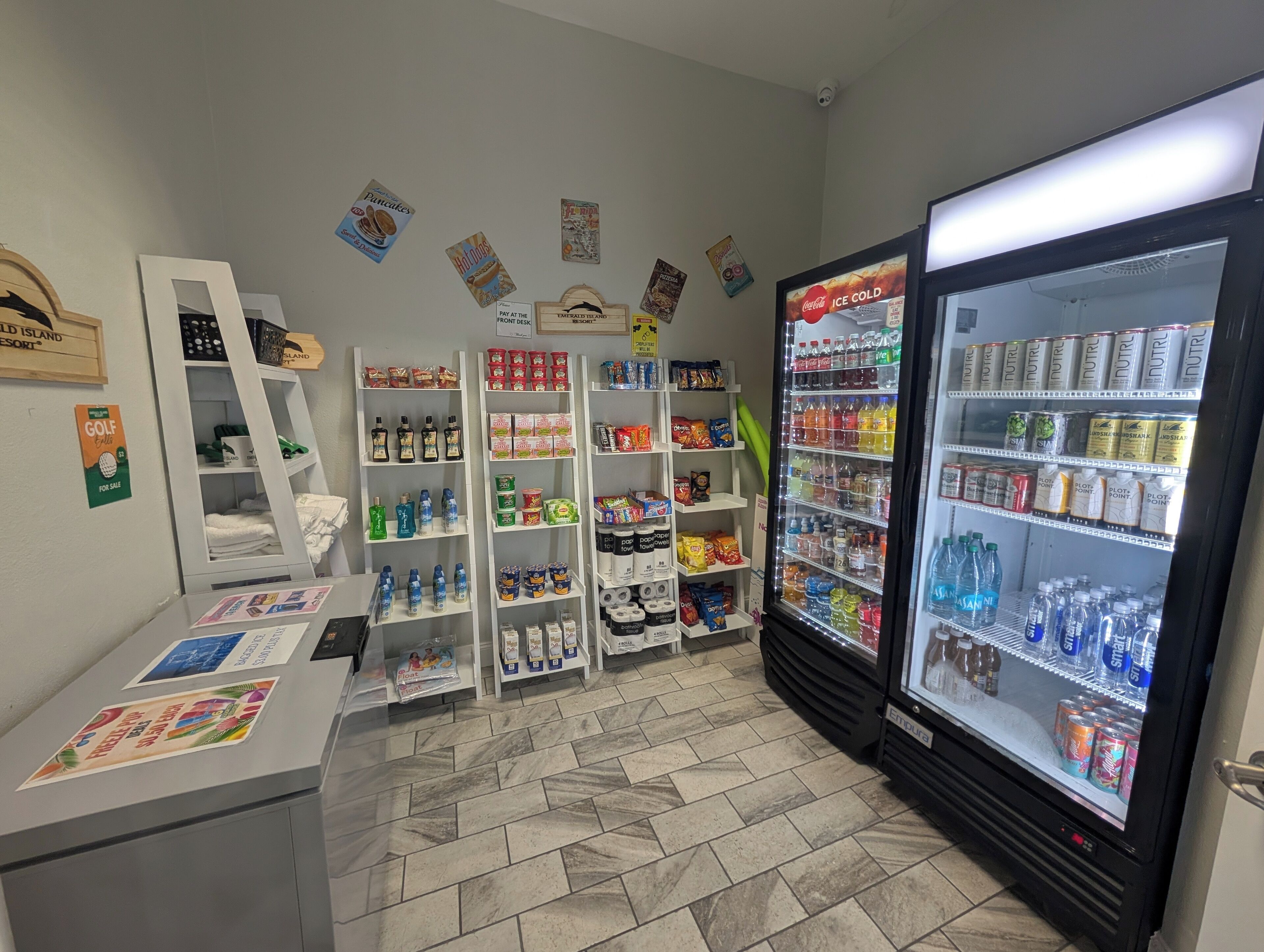Una pequeña tienda de conveniencia con estantes llenos de aperitivos, bebidas y artículos de aseo.