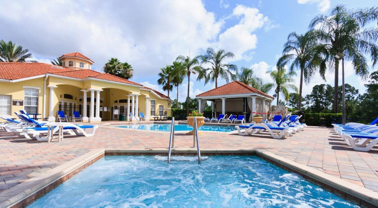 Piscina all'aperto, una piscina riscaldata