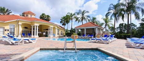 Una piscina al aire libre, una piscina climatizada